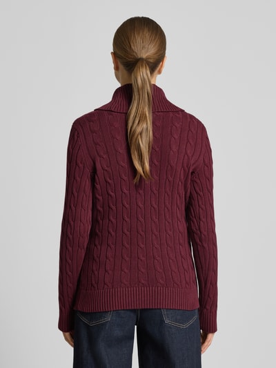 Vrouwenmodel draagt Regular Fit Cardigan in tricotlook Model 'Donato' van Lauren Ralph Lauren, puur katoen, sjaalkraag, logodetail, ruglengte maat S 60 cm, mouwlengte maat S 56 cm, bordeaux rood, kabelpatroon, gebreide textuur. Ganzkörperansicht Rückansicht.