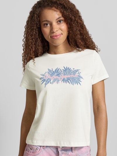 Frauenmodel trägt Damen T-Shirt Boxy Fit T-Shirt aus reiner Baumwolle Modell 'CRISTINA' von Pepe Jeans, Optik: Unifarben, Motiv-Print, Label-Print, Rundhals-Ausschnitt, Kurzarm, Jersey, Material: Reine Baumwolle, helle Farben, glatte Textur, Nahaufnahme Oberkörper.