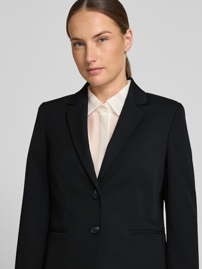 Frauenmodel trägt Blazer mit Leistentaschen und Reverskragen von Christian Berg Woman Selection, schwarzer Material-Mix mit Viskose-Anteil, Knopfleiste, Straight Fit, Nahaufnahme Oberkörper. Rückenlänge bei Größe 36: 59 cm, Brustweite: 44 cm, Ärmellänge: 62 cm.