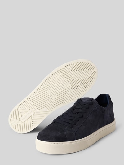 Produktfoto, Low Top Sneaker aus reinem Rindsleder von Marc O’Polo, dunkelblaues Veloursleder, flache Sohle, strukturierte Unterseite, Label Patch.