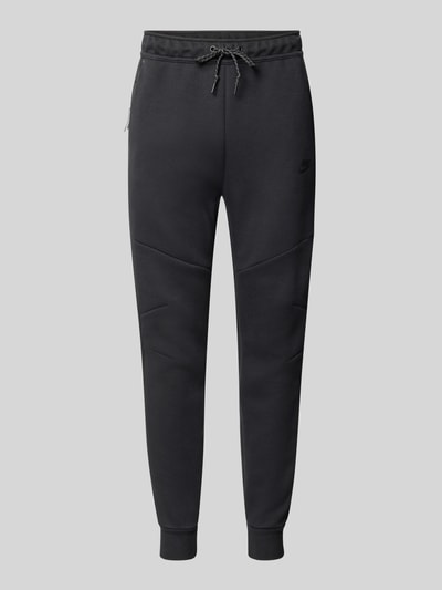 Produktfoto, dunkelgraue Slim Fit Sweathose aus Baumwoll-Mix von Nike, glatte Textur, schmale Passform, Herren Sweathose