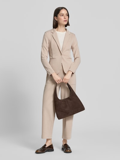 Frauenmodel trägt Slim Fit Blazer mit Paspeltaschen Modell 'KATE PIQUE' von ICHI aus Baumwoll-Mix in Beige, Ganzkörperansicht von vorne. Rückenlänge 56 cm, Brustweite 36 cm, Ärmellänge 60 cm, Reverskragen, Knopfverschluss, glatte Struktur.