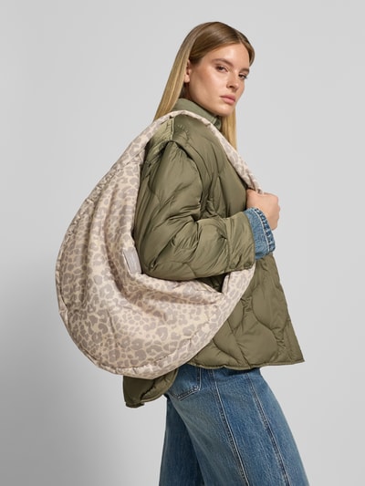Frauenmodel trägt Shoulder Bag mit Logo-Patch von Studio Noos im Allover-Animal-Print, beige-braune Töne, Nahaufnahme Oberkörper. Hauptfach mit Reißverschluss, Schulterriemen, Maße: 56x53x10 cm, Riemenlänge 74 cm.