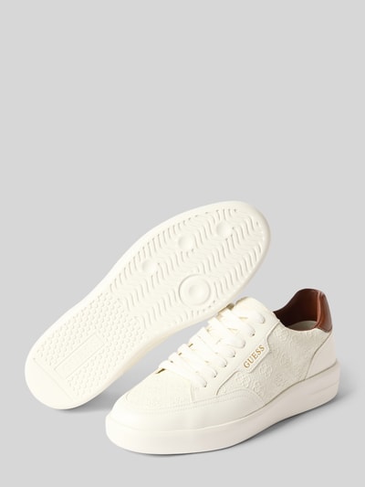 Produktfoto, Sneaker mit Strukturmuster Modell 'YUJEN2' von Guess in Cremeweiß, abgerundete Spitze, Schnürverschluss, Label-Detail, profilierte Sohle.