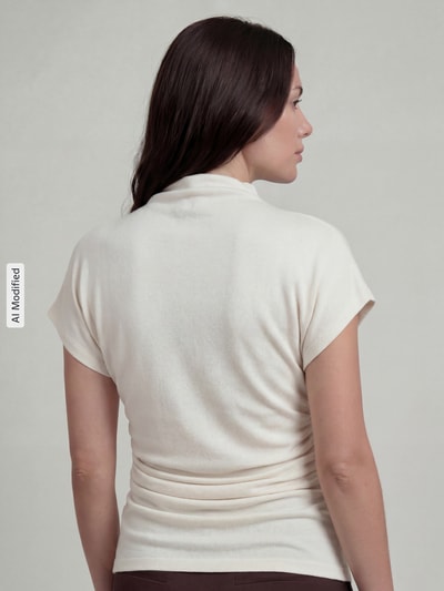 Frauenmodel trägt T-Shirt aus Modal-Mix mit Raffungen von Jake*s Collection in creme mit Stehkragen, Slim Fit, Ganzkörperansicht Rückansicht.