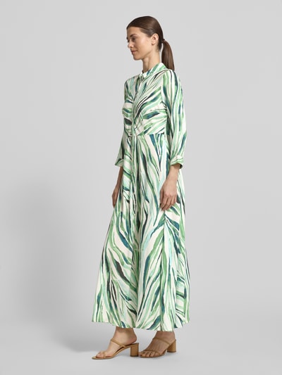 Frauenmodel trägt Hemdblusenkleid aus Viskose Modell 'SAVANNA' von YAS mit Kentkragen, Knopfleiste, 3/4-Arm, Midikleid, Ganzkörperansicht von vorne.