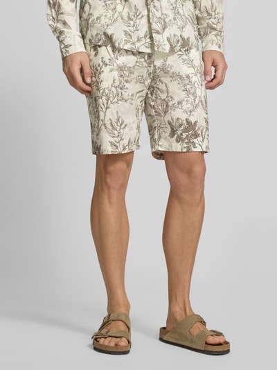 Männermodel trägt Shorts aus Leinen-Mix mit Eingrifftaschen von MCNEAL, florales Muster, gerade geschnitten, Nahaufnahme Oberschenkelansicht.