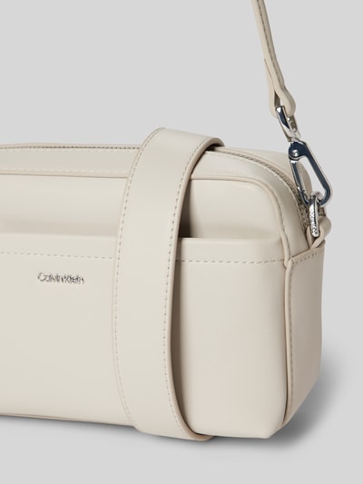 CK Calvin Klein Camera Bag mit Label-Detail Modell 'CK MUST' Hellgrau 3