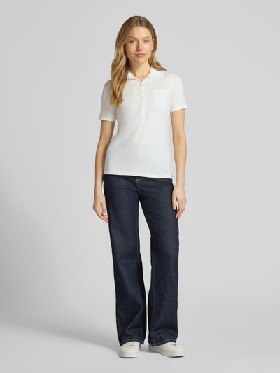 Kobiece model nosi Regular Fit Poloshirt aus reiner Baumwolle od Marc O'Polo, efekt: jednolity kolor, krój regular fit, aplikacja: nadruk z logo, kształt kołnierza: kołnierzyk polo, zapięcie: krótka listwa guzikowa, rękaw: krótki rękaw, brustasza, wykończenie materiału: dżersej, materiał: bawełna, całkowity widok z przodu