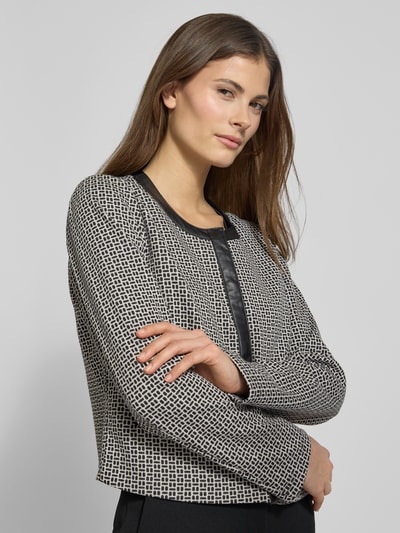 Frauenmodel trägt Blazer mit Rundhalsausschnitt von Betty Barclay, Material-Mix mit Viskose-Anteil, grafisches Muster, Nahaufnahme Oberkörper.