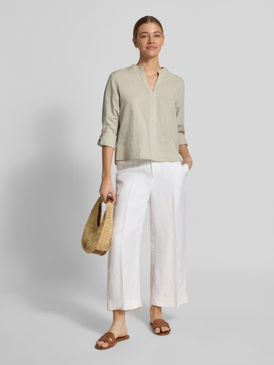 Vrouwenmodel draagt Regular fit blouse met V-hals model 'Feleen' van OPUS, katoenmix met linnen, lichtgroen, rechte vorm, gladde textuur, vooraanzicht volledige lichaamsopname.
