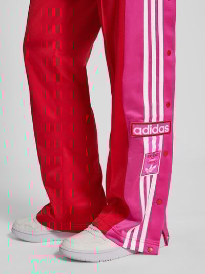 adidas Originals Spodnie sportowe o kroju regular fit z zakładkami w pasie model ‘BREAK’ Czerwony 3