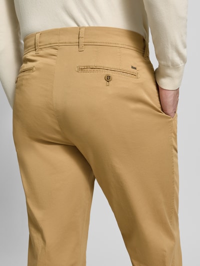 Männermodel trägt Hose mit Gesäßtaschen Modell 'Evans' von BRAX in Beige, Baumwoll-Mix mit Stretch-Anteil, Slim-Fit, Detailaufnahme Rückansicht.