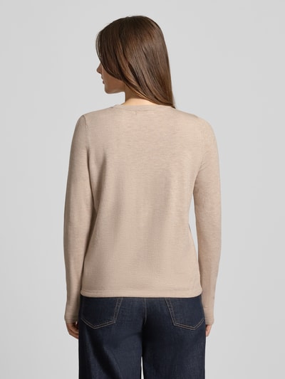 Frauenmodel trägt Strickpullover in Ripp-Optik mit Rundhalsausschnitt von Christian Berg Woman in Beige, tailliert geschnitten, Ganzkörperansicht Rückansicht.