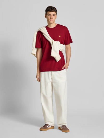 Carhartt Work In Progress T-shirt z wyhaftowanym logo i okrągłym dekoltem Bordowy 1