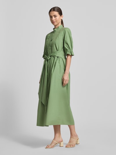 Frauenmodel trägt Midikleid mit Stehkragen und Bindegürtel von Luisa Cerano aus Reiner Baumwolle in A-Linie, Ganzkörperansicht von vorne.