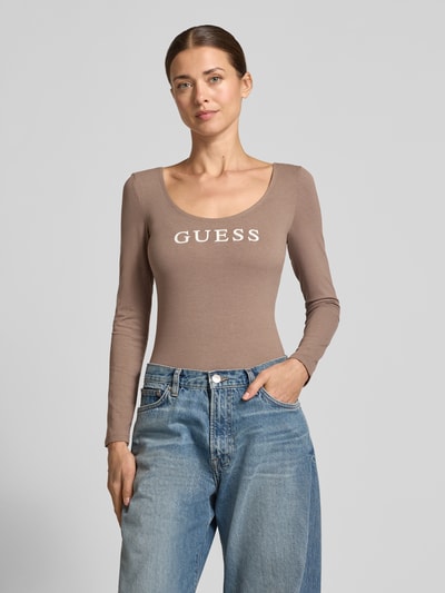 Frauenmodel trägt Body mit Logo Modell 'NEW CARRIE' von GUESS in Taupe mit Rundhalsausschnitt, Baumwoll-Mix, Nahaufnahme Oberkörper.