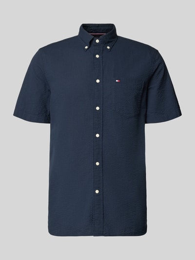 Produktfoto, Regular Fit Freizeithemd aus reiner Baumwolle von Tommy Hilfiger in Dunkelblau, unifarben, strukturierte Crinkle-Optik, Brusttasche, Logo-Stitching