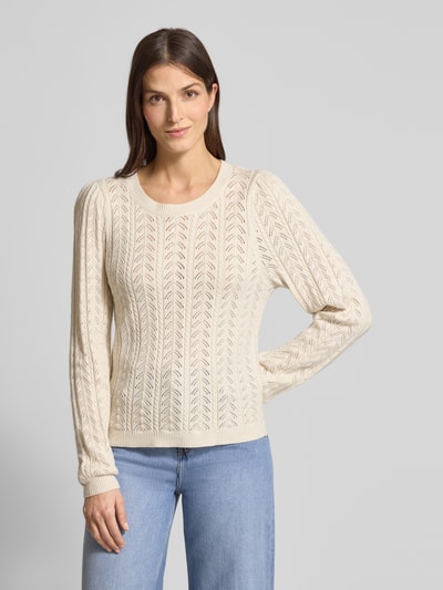 Kobiece modelka nosi Strickpullover mit gerippten Abschlüssen Modell 'Clarry' od FREE/QUENT, biały, dzianinowy, wzór warkoczowy, krój slim fit, okrągły dekolt, widoczna faktura, widok całościowy z przodu.