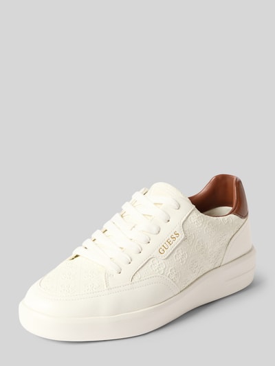 Produktfoto, Sneaker mit Strukturmuster Modell 'YUJEN2' von Guess in Weiß mit Label-Detail, abgerundete-Spitze, Schnürverschluss, leicht profilierte Sohle, Absatzhöhe 4 cm, Schafthöhe 8 cm, Schaftweite 10 cm.