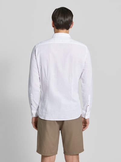 Männermodel trägt weißes Slim Fit Freizeithemd aus Baumwoll-Leinen-Mix Modell 'Steven' von CINQUE, Ganzkörperansicht Rückansicht. Rückenlänge bei Größe M 68 cm, Schulterbreite 42 cm, Ärmellänge 65 cm, Kentkragen, langärmeliges Design, durchgängige Knopfleiste.