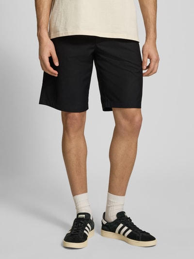 Mannenmodel draagt Bermudas met Franse steekzakken van PROHIBITED, straight fit, zwart materiaal-mix met viscose, voorkant volledige lichaamsweergave.
