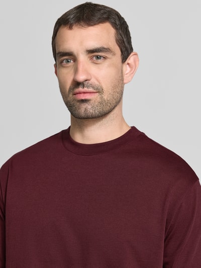 Männermodel trägt Regular Fit T-Shirt mit Rundhalsausschnitt van MCNEAL, puur katoen, Heren t-shirt, bordeauxrood, Nahaufnahme Oberkörper