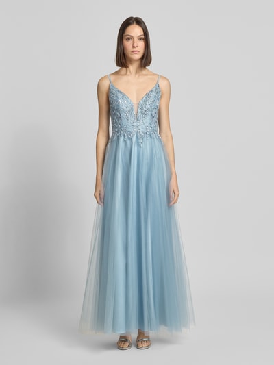 Modelka nosi 'Abendkleid aus Tüll mit Stitchings' od Laona, błękitny tiul, A-linia, maxi, dekolt V, Szerokość w rozmiarze 36: 34 cm, widok całej sylwetki z przodu