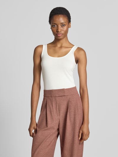 Kobiece model prezentuje top Slim Fit Top mit Baumwoll-Anteil Modell 'KÄTHI' od someday, elastyczna mieszanka materiałów z bawełną, dekolt w łódkę, obszycie, długość tyłu w rozmiarze 36: 50 cm, jasny top i brązowe spodnie, widok na cały przód sylwetki