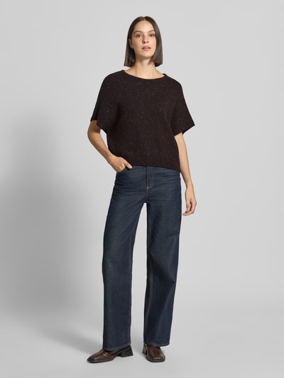 Vrouwenmodel draagt Relaxed Fit T-Shirt aus Schurwoll-Mix in Tricotlook van Lanius, mix van scheerwol en katoen, ronde hals, zwarte tinten, Ganzkörperansicht von vorne.