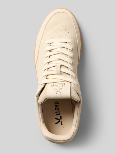 Produktfoto, Sneaker aus Leder mit Label-Details Modell 'PRIME' von Lloyd in Beige mit abgerundeter Spitze, Schnürverschluss, strukturierter Sohle und Marken-Logo, Kontext: Herren Sneaker, leicht profilierte Sohle, Absatzhöhe 3 cm, Schafthöhe und -weite je 8 cm, Aufnahme von oben.