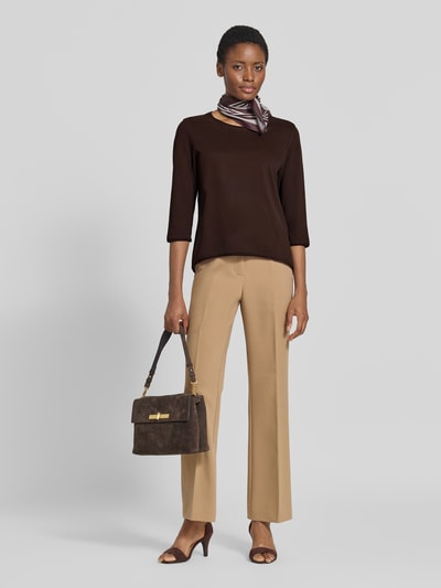 Frauenmodel trägt Regular Fit 3/4-Shirt aus reiner Baumwolle von s.Oliver RED LABEL in Dunkelbraun, kombiniert mit hellbeiger Hose, Ganzkörperansicht von vorne, Damen 3/4-Shirt von s.Oliver RED LABEL.