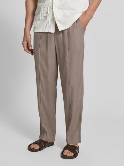 Männermodel trägt Straight Fit Schmale Hose aus Leinen-Lyocell-Mix Modell 'CINO' von HUGO, Optik: Unifarben, Nahaufnahme Unterkörper.