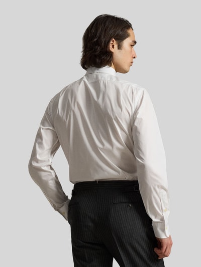 Męski model nosi Regular Fit Businesshemd aus reiner Baumwolle von Polo Ralph Lauren, biała struktura, długi rękaw, krój regular fit, jednolity kolor, logo, widok całej sylwetki od tyłu.