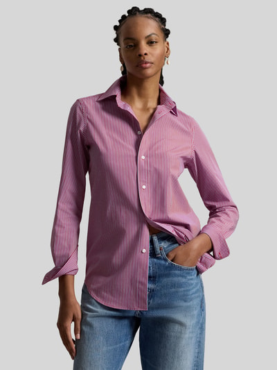 Frauenmodel trägt Slim Fit Hemdbluse aus Baumwoll-Mix von Polo Ralph Lauren mit Allover-Streifenmuster und Logo-Stitching in Blau und Weiß, langarm aus Popeline, Ganzkörperansicht von vorne.