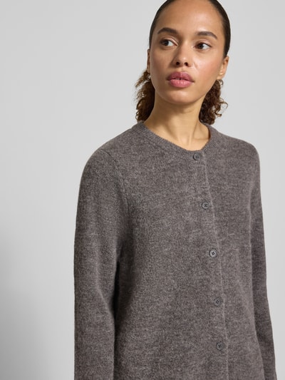 Kobiece model nosi kardigan rozpinany Regular Fit Strickjacke aus Woll-Mix mit Alpaka-Anteil Modell 'LULU NEW' von Selected Femme, efekt: jednolity kolor, krój regular fit, listwa guzikowa, dekolt okrągły, długi rękaw, prążkowane wykończenia, mieszanka wełny, dzianina; zbliżenie na górną część ciała z przodu.
