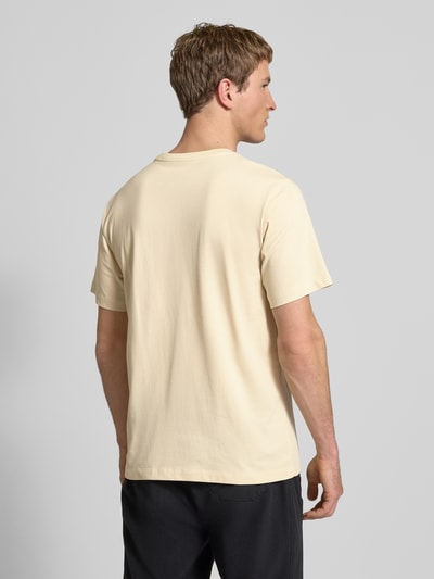 Mannelijk model draagt T-Shirt met Label-Stitching van The North Face, katoenmix, regular fit, ronde hals, ruglengte maat M 70 cm, geheel achteraanzicht.