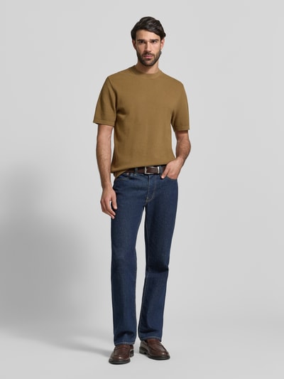 Männermodel trägt Regular Fit T-Shirt aus reiner Baumwolle von MCNEAL in Braun mit Strukturmuster, geripptem Stehkragen, Ganzkörperansicht von vorne.