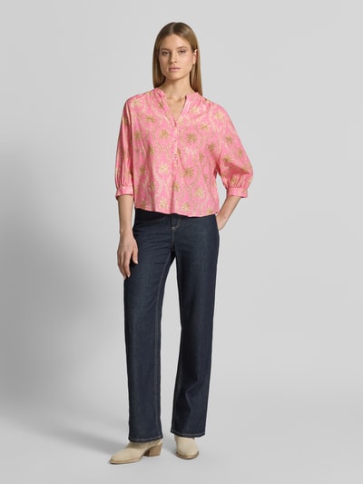 Frauenmodel trägt Regular Fit Bluse mit floralem Allover-Print von Emily Van den Bergh in Rosa aus Reine Baumwolle, Tunika-Ausschnitt, 3/4-Arm, eingefasste Ärmelabschlüsse, Rückenlänge 64 cm, Ärmellänge 45 cm, Ganzkörperansicht von vorne.