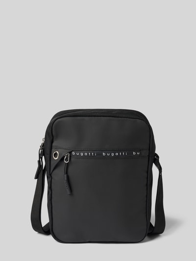 Produktfoto, czarna Umhängetasche mit Label-Details Modell 'Blanc Delight' von bugatti, prostokątny kształt, teksturowany materiał, główna komora na zamek, regulowany pasek na ramię, Szerokość w rozmiarze 1: 21 cm, długość: 26 cm, głębokość: 5 cm, długość paska: 118 cm