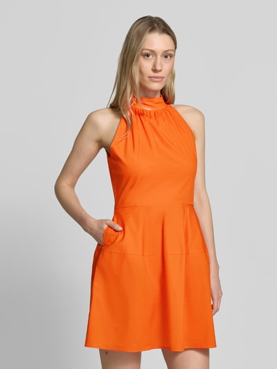 Frauenmodel trägt Cocktailkleid mit Stehkragen und rückseitigem Knopfverschluss von Little Mistress aus reiner Baumwolle, A-Linie, Minikleid, leuchtendes Orange mit glatter Textur, Brustweite 42 cm, Rückenlänge 84 cm bei Größe 36, Nahaufnahme Oberkörper.