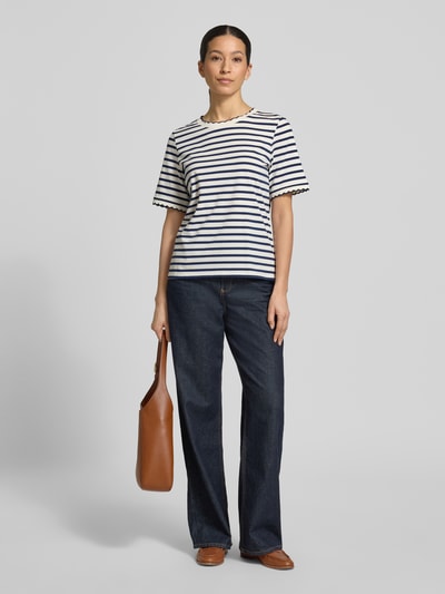 Frauenmodel trägt T-Shirt mit Wellensaum und Rundhalsausschnitt von More & More, weiß-blau gestreift, Baumwoll-Elasthan-Mix, Regular-Fit, Damen T-Shirt, Rückenlänge bei Größe 36: 59 cm, Ganzkörperansicht von vorne.