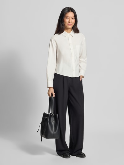Vrouwenmodel draagt witte blouse met lange mouwen van katoen, Loose Fit Langarmbluse aus reiner Baumwolle model 'NUORO' van Weekend Max Mara, zwarte broek, Ganzlichaamsvooraanzicht.