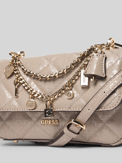 Produktfoto, Umhängetasche mit Label-Applikation Modell 'LIBBY' von Guess, beige glänzende Oberfläche, Ketten-Detail, Hauptfach mit Magnetverschluss, Schulterriemen, Breite 24 cm, Länge 14 cm, Tiefe 6 cm, Länge Schulterriemen 114 cm