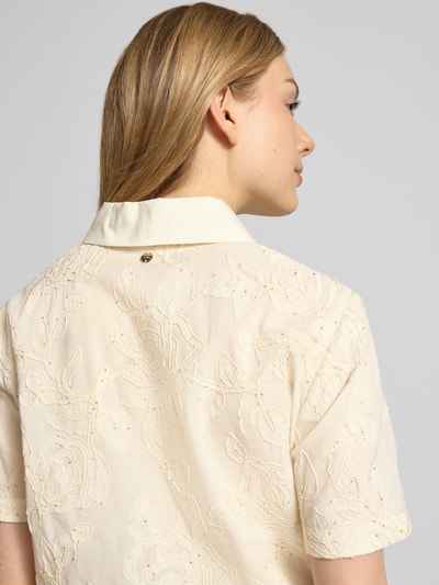 Männermodel trägt Regular Fit Bluse mit Stitchings und Pailletten von Liu Jo White, kremowy kolor, bawełna, hafty, cekiny, kołnierzyk koszulowy, długość tyłu 48 cm, długość rękawów 23 cm, Ganzkörperansicht Rückansicht.
