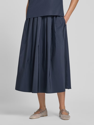 Vrouwenmodel draagt Ausgestellter Midi-Rok met Baumwoll-Anteil model 'ALPACA' van Weekend Max Mara in donkerblauw, detailopname onderlichaam. Damen midi-rok van Weekend Max Mara.