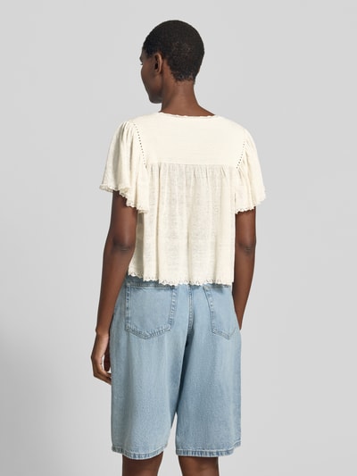 Frauenmodel trägt Strickshirt aus Leinen-Mix mit Spitze Modell 'TAYLIE' von Drykorn, Damen, Straight Fit, Rundhalsausschnitt, Schmetterlingsärmel, Rückenlänge 48 cm, Ärmellänge 20 cm, helle Farbe, lockere Textur, ganzkörperansicht rückansicht.