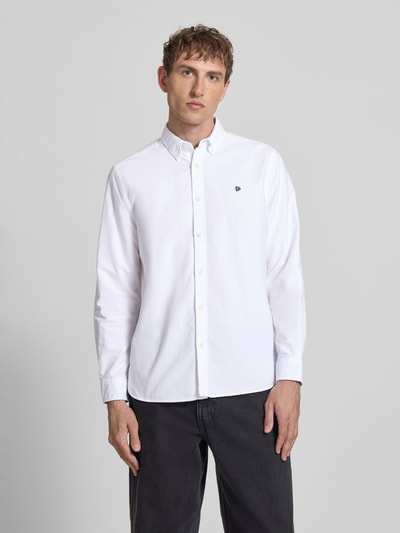 Männermodel trägt weißes Regular Fit Freizeithemd mit Logo-Stitching von Superdry aus Reine Baumwolle, Ganzkörperansicht von vorne, Button-Down-Kragen, Knopfleiste, Sportmanschetten, Rückenlänge bei Größe M 73 cm, Schulterbreite 40 cm, Ärmellänge 63 cm.