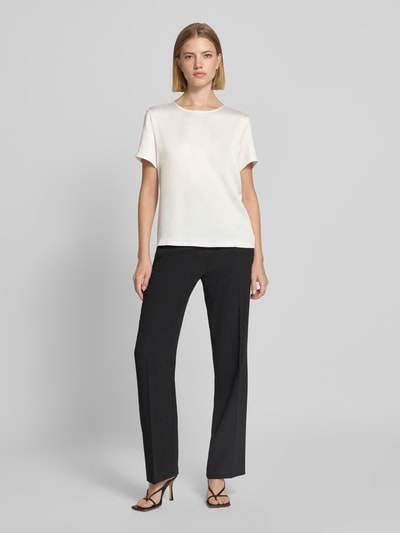 Vrouwenmodel draagt Regular Fit T-Shirt uit satijn van Christian Berg Woman Selection, crèmekleurig, ronde hals, korte mouwen, vooraanzicht volledige lichaamsweergave.