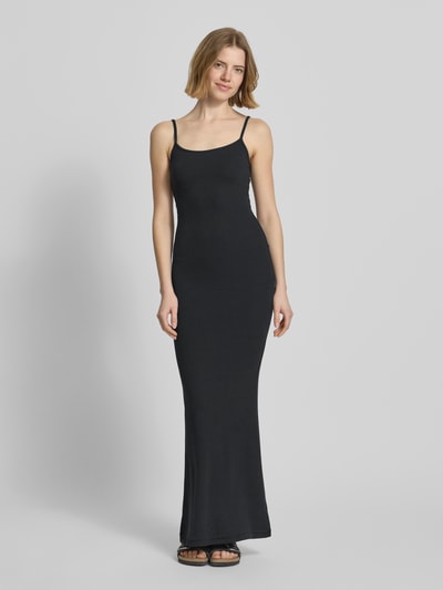 Frauenmodel trägt Slip Dress mit Feinripp und Spaghettiträgern Modell 'Corin' von LeGer by Lena Gercke, Reine Baumwolle, Maxikleid, Körpernaher-Schnitt, Rundhalsausschnitt, schwarze Farbe, glatte Textur, Ganzkörperansicht von vorne.
